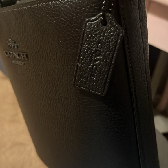 Coach Sophie Bucket bag with adjustable strap and magnet closure.Never worn. - Picture 5 of 6